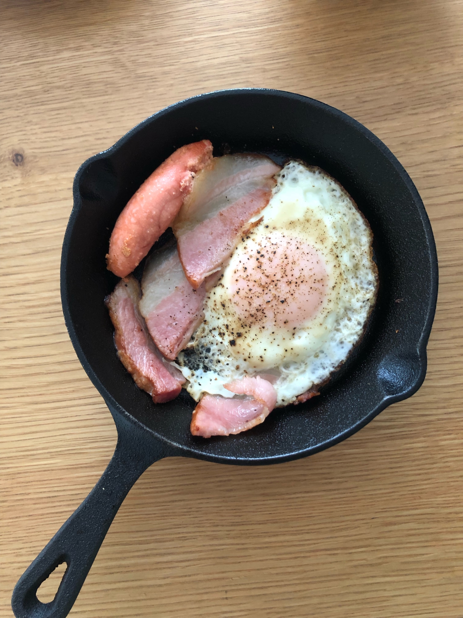 キャンプの朝食に！スキレットでベーコンエッグ