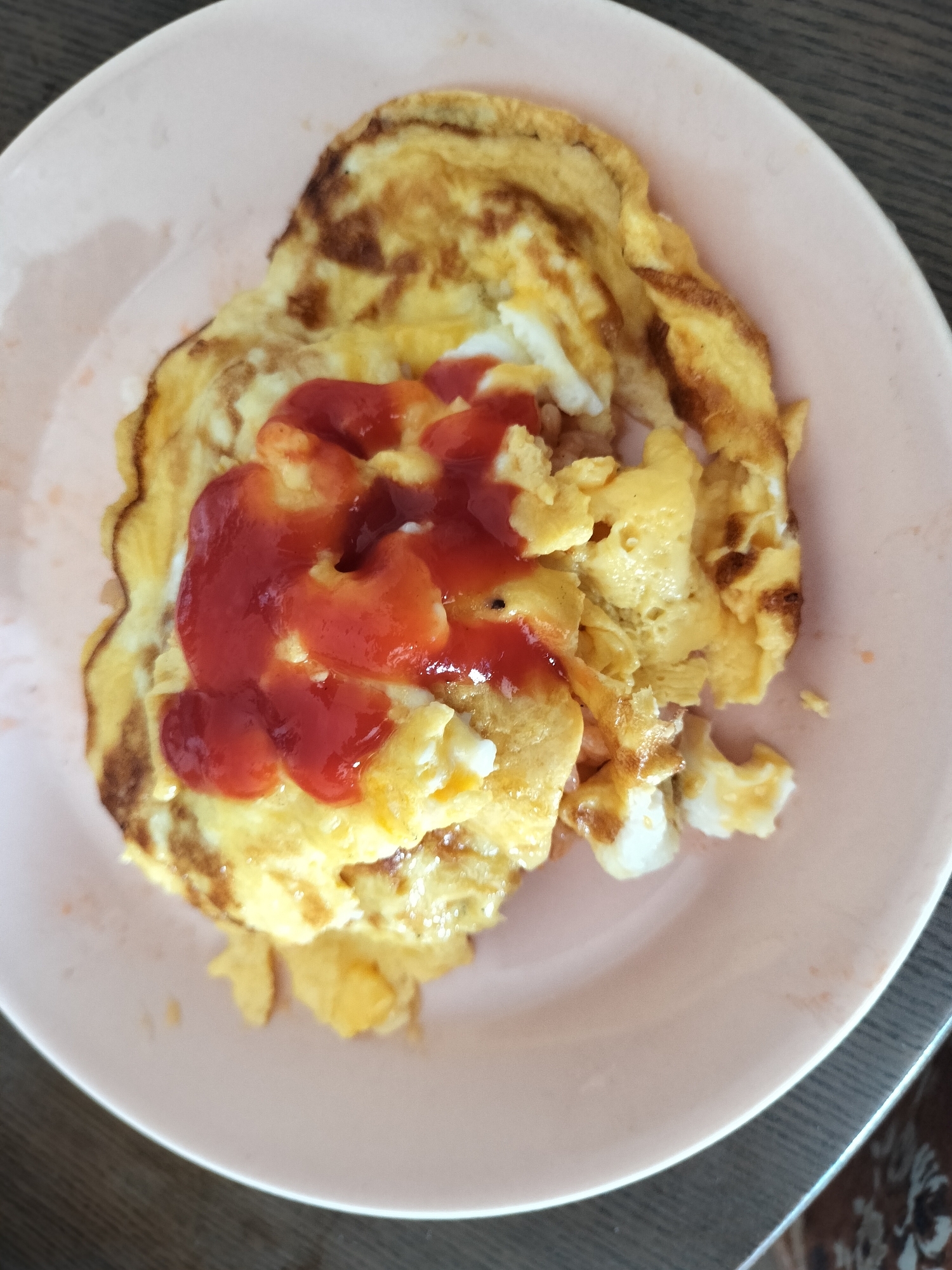 上手く被さらなくてもご愛嬌！チーズ入りオムライス