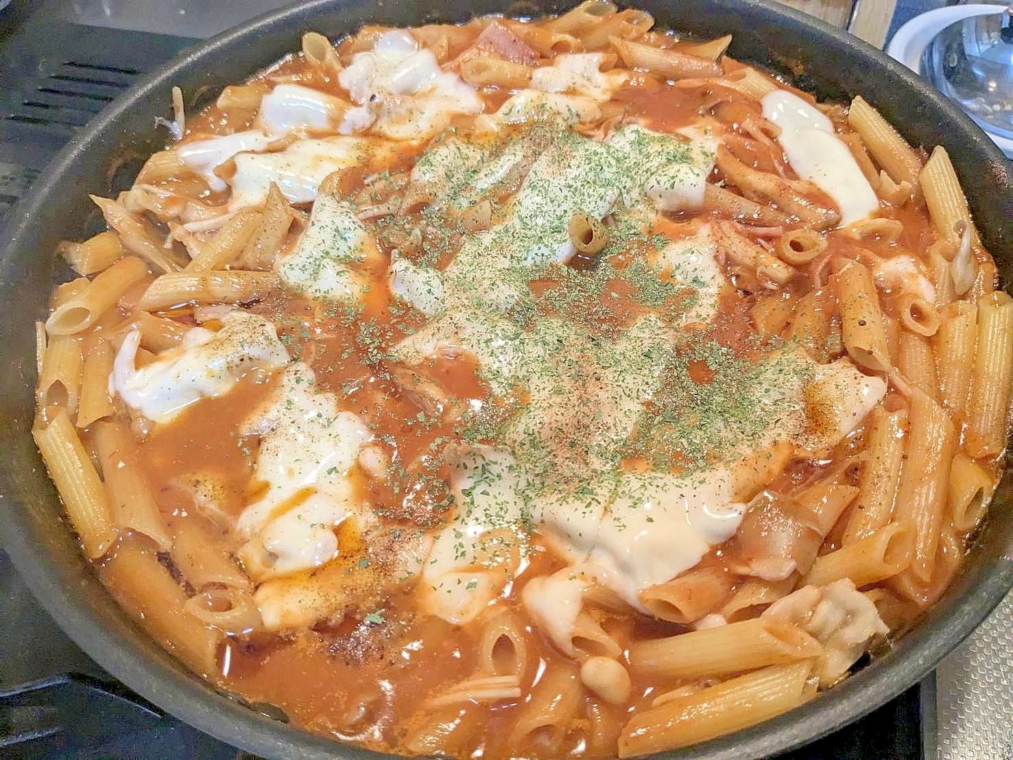 フライパン1つで  きのこペンネトマトスープパスタ