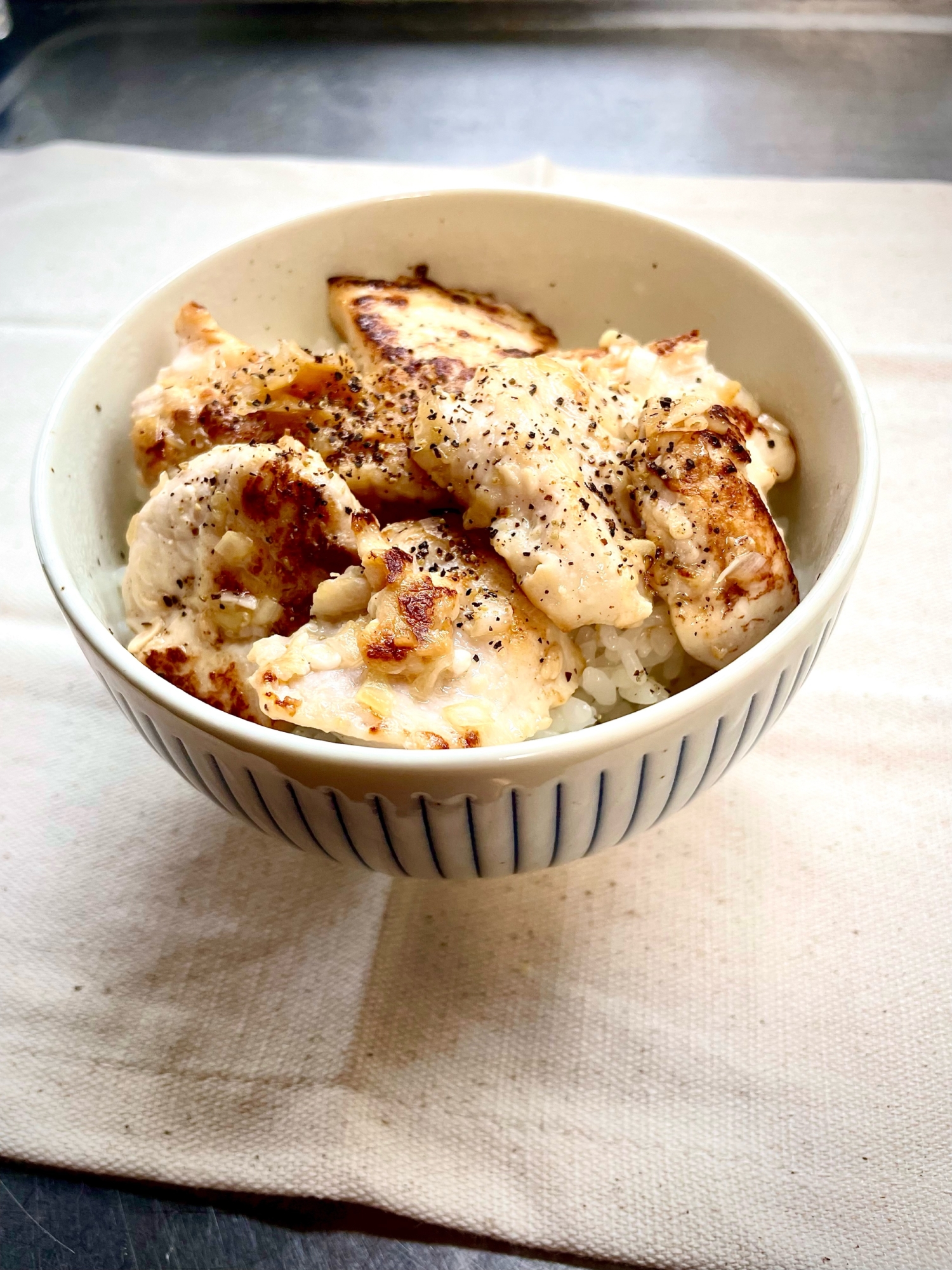 漬けておけば5分で完成！塩麹チキンのねぎ塩丼
