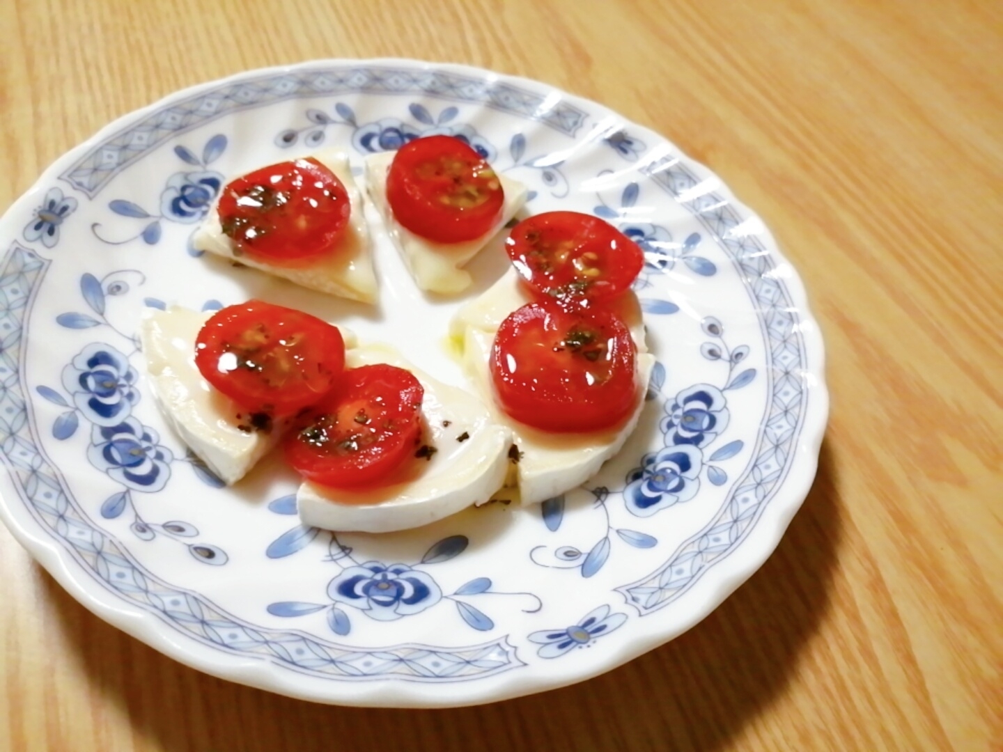 ミニトマトとカマンベールチーズのカプレーゼ風