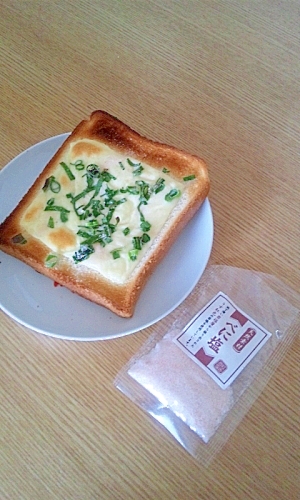 岩塩とチーズのトースト☆