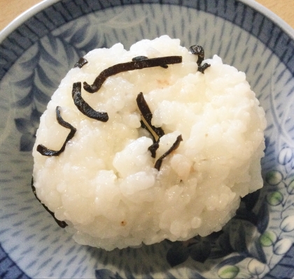 簡単おにぎり！生姜こんぶ味