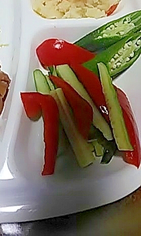 赤パプリカおくらキュウリのサラダ