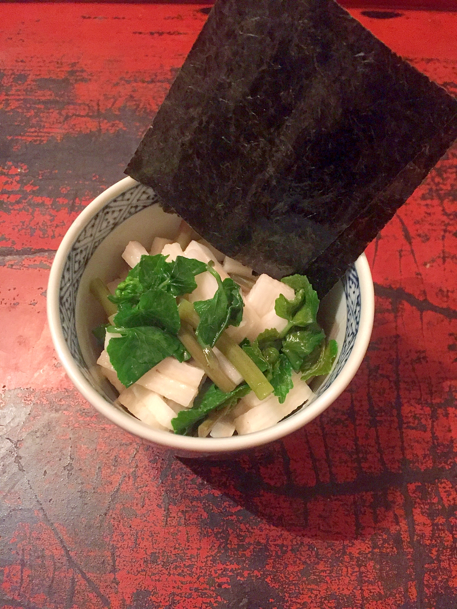 小鉢に盛り付けた長芋と花わさびの和えもの