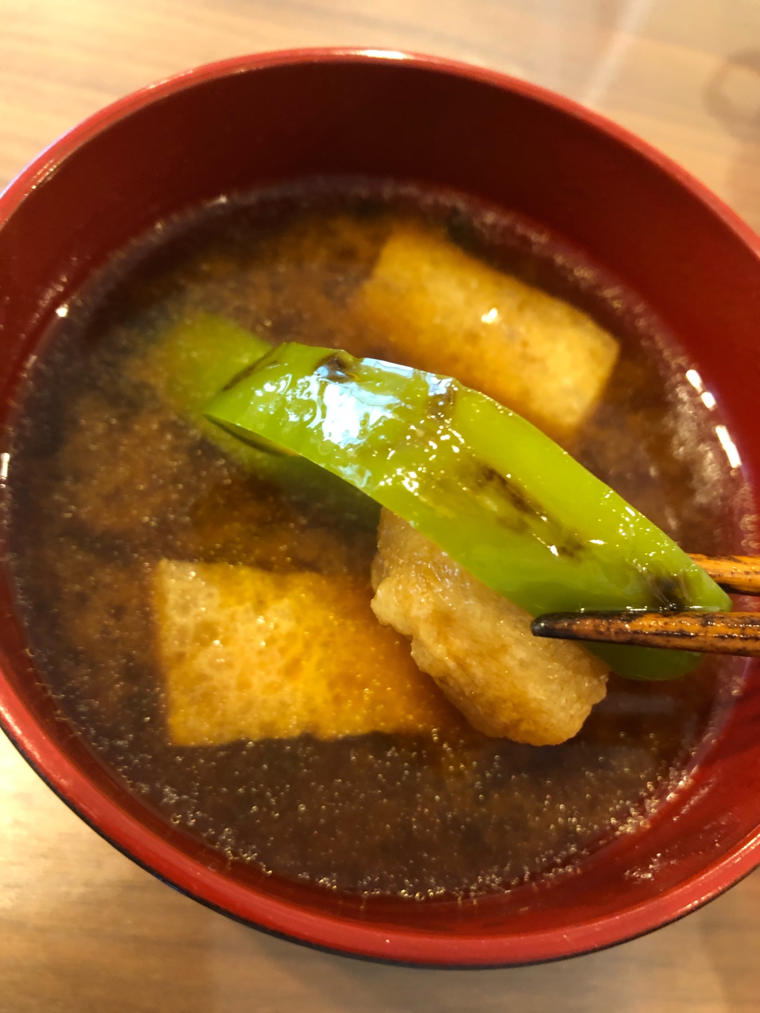 焼きピーマンと油揚げのお味噌汁