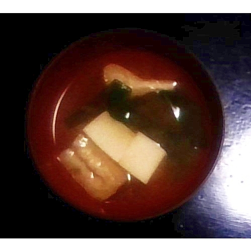 絹ごし豆腐・生わかめ・油揚げの味噌汁