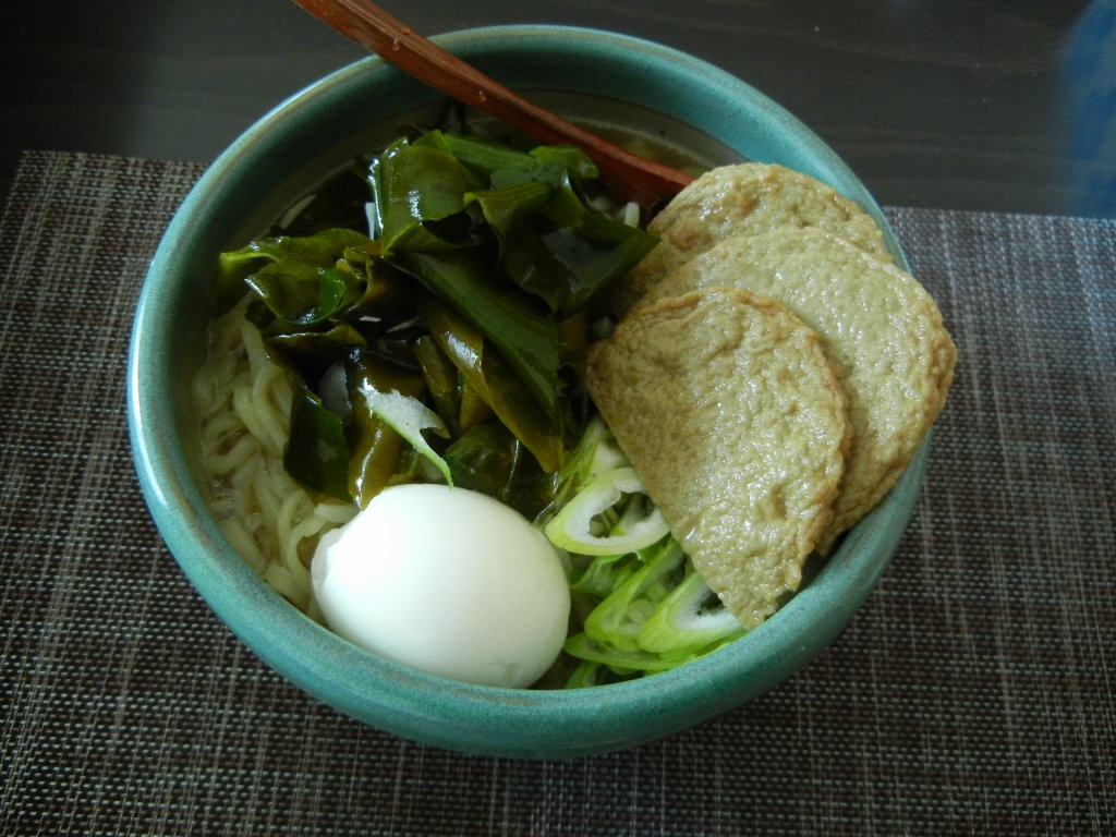 ピリ辛ワカメとじゃこ天のうどん