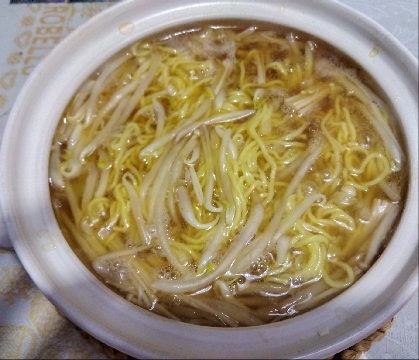 家庭でラーメンスープが、こんなに美味しく作れるなんて＼(^o^)／
具材が無くて淋しそうですが、モヤシ餡掛けにしました
洗い物を減らすため土鍋を愛用しています