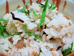 鮭フレークを使った簡単混ぜご飯。