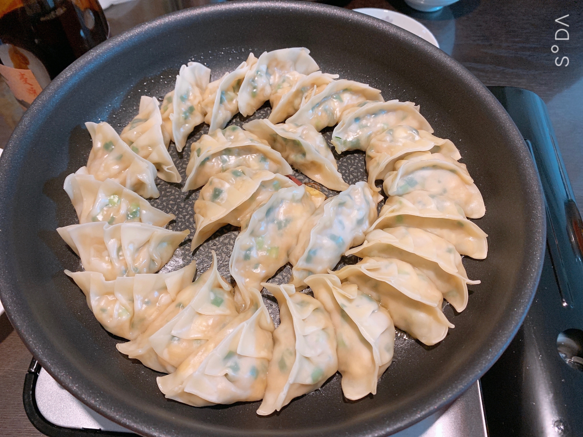 野菜たっぷり！皿に移さずにパーティー焼き餃子！