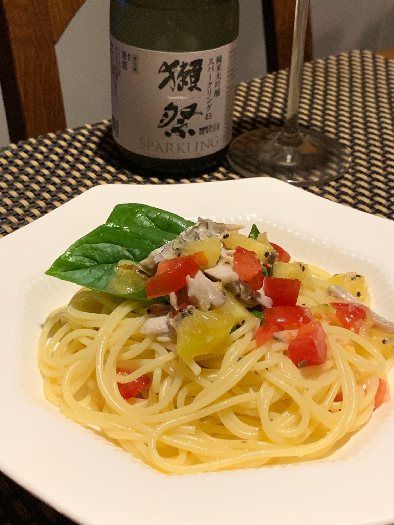 ワインに日本酒に、キウイとトマトの冷製パスタ