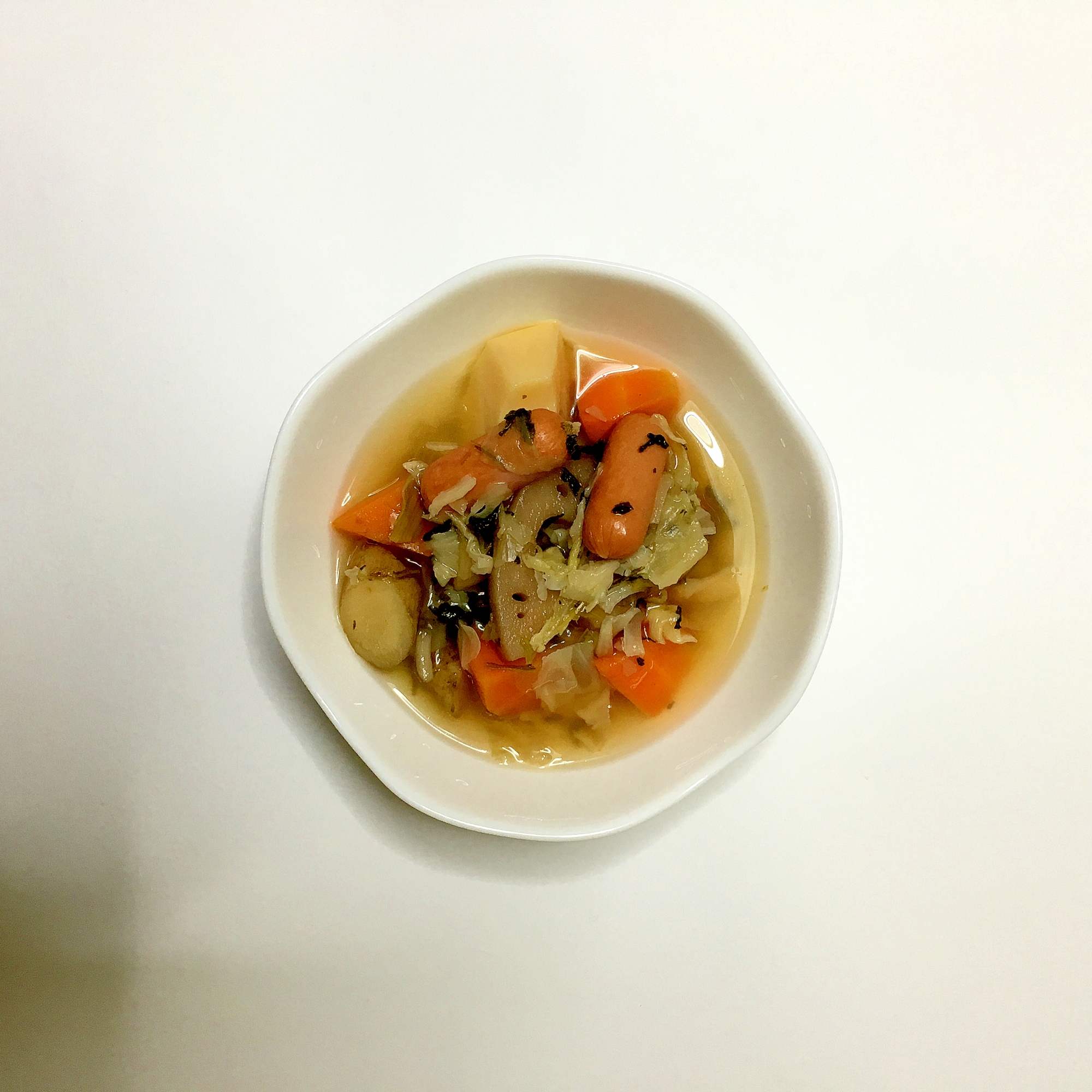 ウインナーと根菜のコンソメスープ