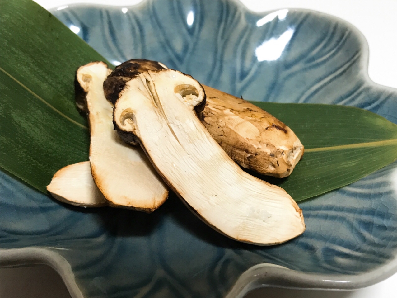 笹の上に盛り付けられた焼き松茸