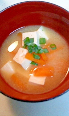 豆腐・こんにゃく・にんじんの味噌汁