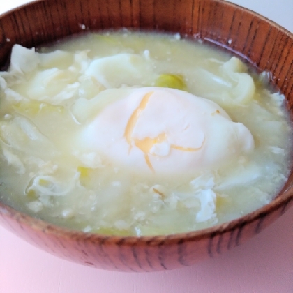 細切りキャベツと落とし卵の味噌汁