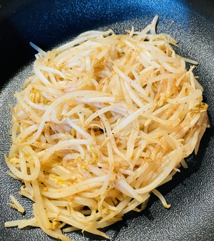 ペペロンチーノは略称なんですね！豆知識勉強になります♫ 普段ニンニク使うと嫌がる父、好物もやしとあらばワシワシ1人でたいらげ∑(ﾟДﾟ)調理中味見だけでも美味☆