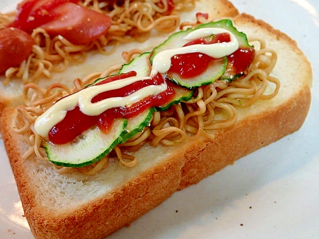 ケチャ/マヨで　焼きそばと胡瓜のトースト