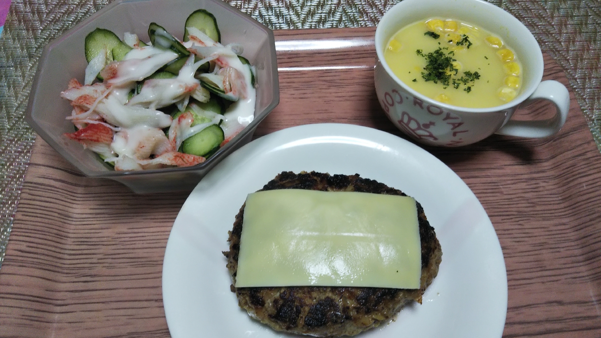 チーズハンバーグときゅうり蟹カマサラダとスープ☆