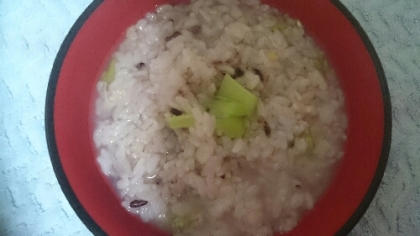雑穀米と大根葉で健康意識して作りました‼大根葉は栄養あるけど葉を切って売ってある事多く残念(>_<)美味しかったです♪