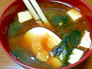 豆腐とわかめとゆで玉子の赤味噌汁
