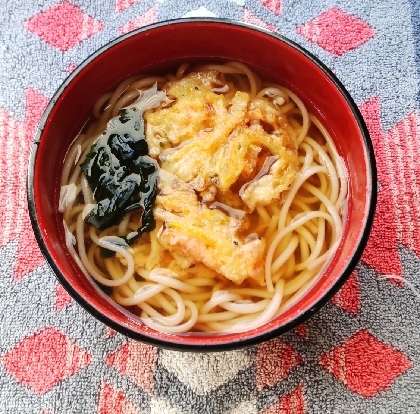 おはようございます♪玉ねぎ、にんじん、かぼちやのかき揚げを揚げて、乾麺細うどんと合わせました〜！とってもおいしかったです♪ごちそうさまでした(*^_^*)