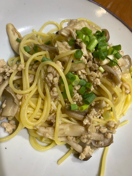 鶏ひき肉ときのこのガーリック醤油パスタ