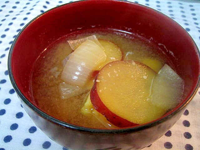 たっぷりサツマイモと玉ねぎのお味噌汁☆ レシピ・作り方 by ミルク白