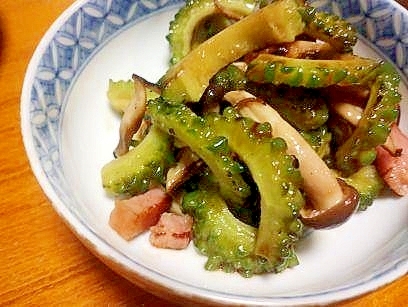 ゴーヤ・しめじ・ベーコンの　炒め物