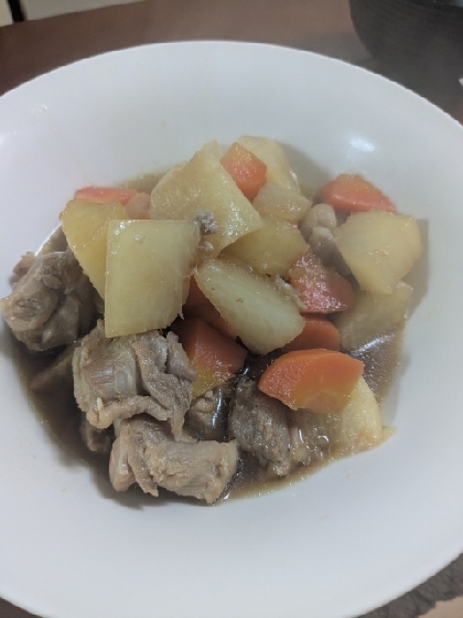 大根とにんじんと骨つき鳥ももぶつ切り肉の煮物
