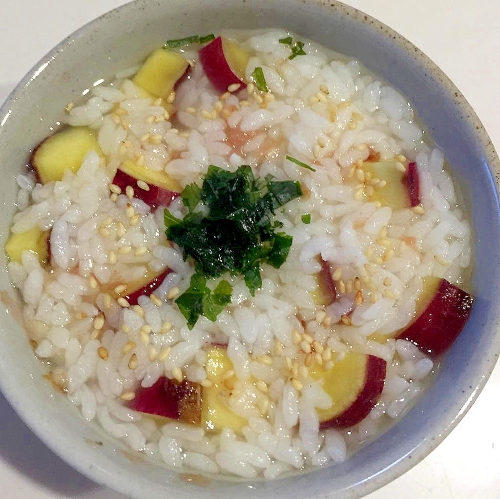 白い器に盛られたさつまいものおかゆ