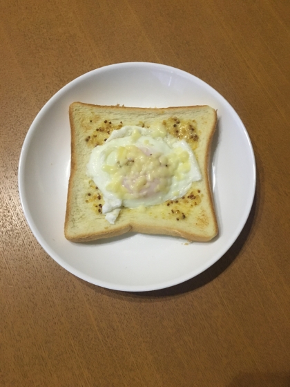 チーズ目玉焼きの粒マスタードトースト