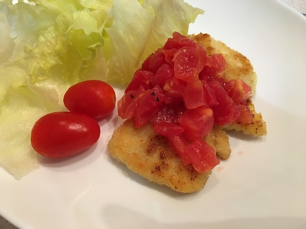 ミラノ風チキンカツのトマト＆レモンソースかけ