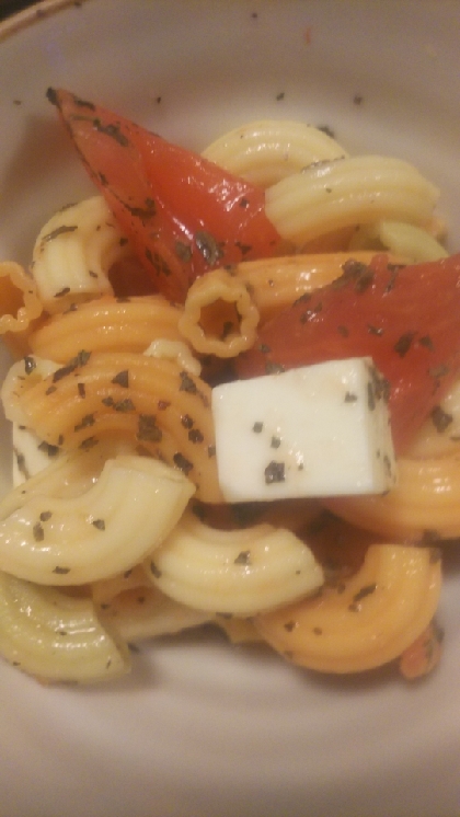 トマト＆チーズ＆マカロニのバジルサラダ