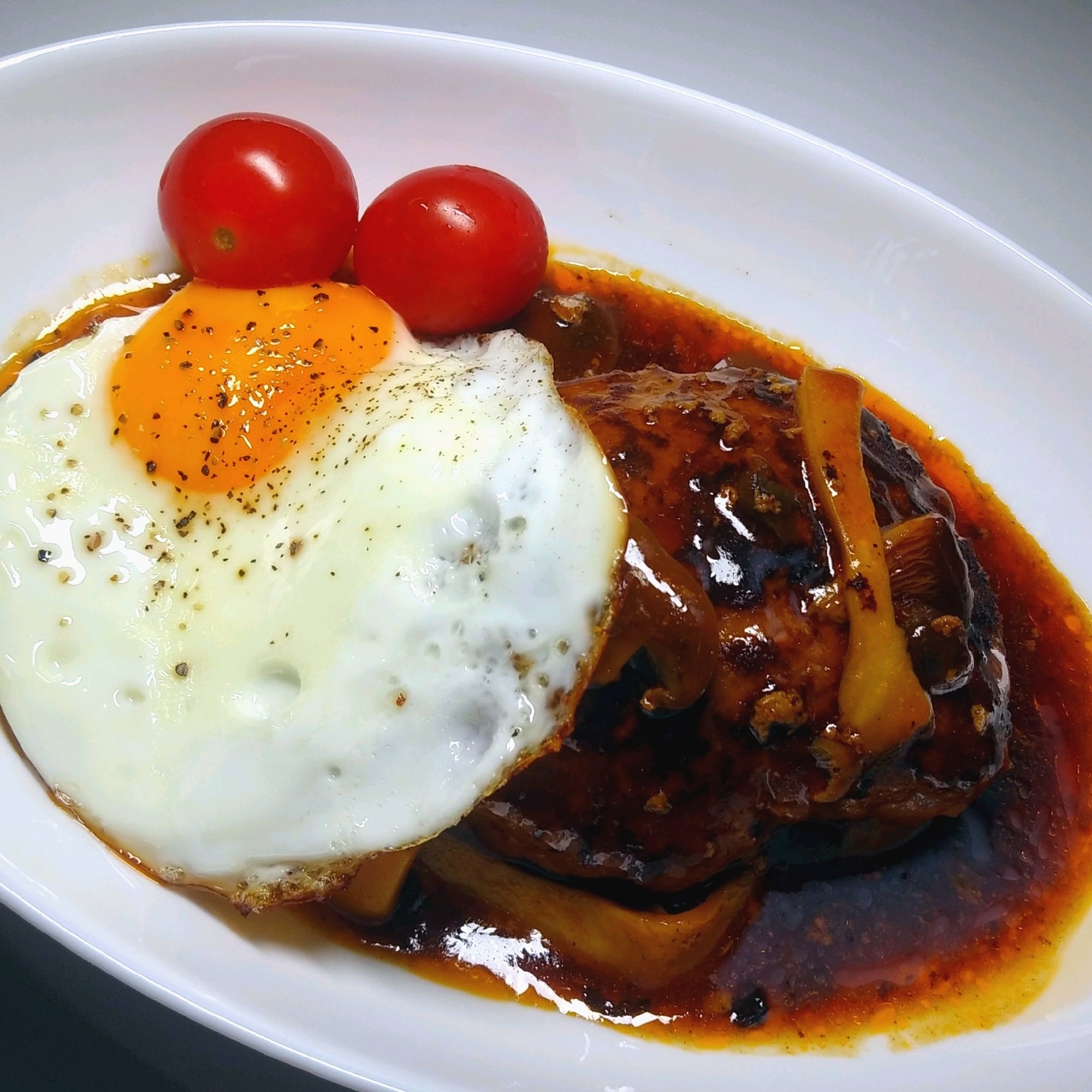 キノコたっぷり煮込みハンバーグ/半熟目玉焼きのせ