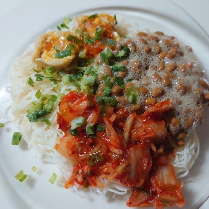 おこめとねこちゃん、こんにちは♪
暑いので最近お素麺をよく食べるけど
納豆とキムチでがっつりめっちゃいいねー(๑•؎ •)
素敵なレシピありがとうございます‎❣