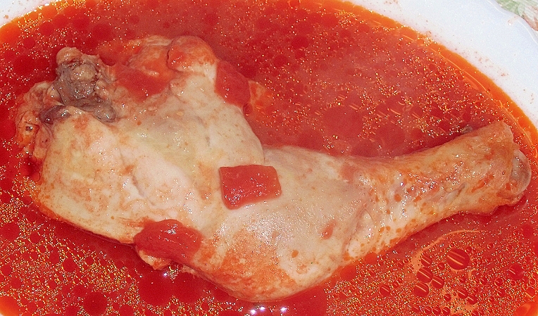 骨付き鶏もも肉のトマトコンソメスープ煮