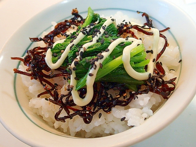 からしマヨで　昆布佃煮とほうれん草と黒胡麻のごはん