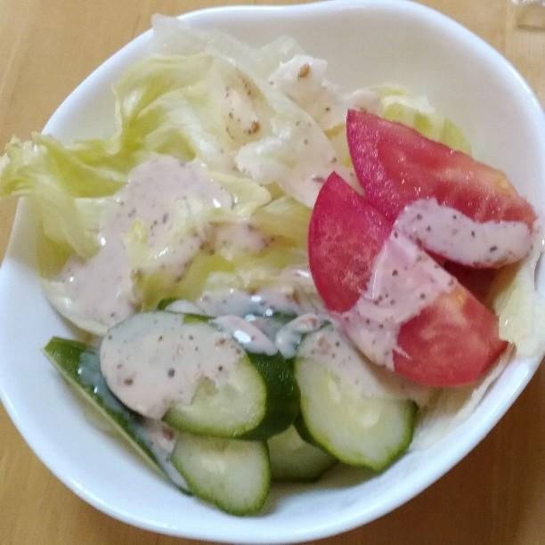 レタス胡瓜トマトサラダ(黒ごま&白ごまドレッシング
