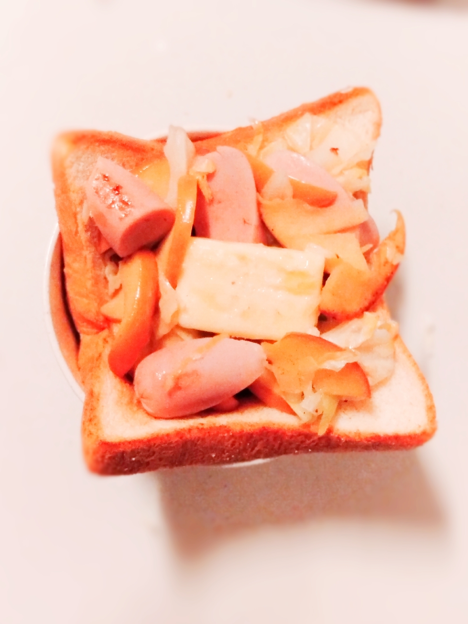 りんごとチーズ&魚肉ソーセージ乗せパン