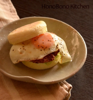 チキンハンバーグととろとろ目玉焼きのマフィンサンド