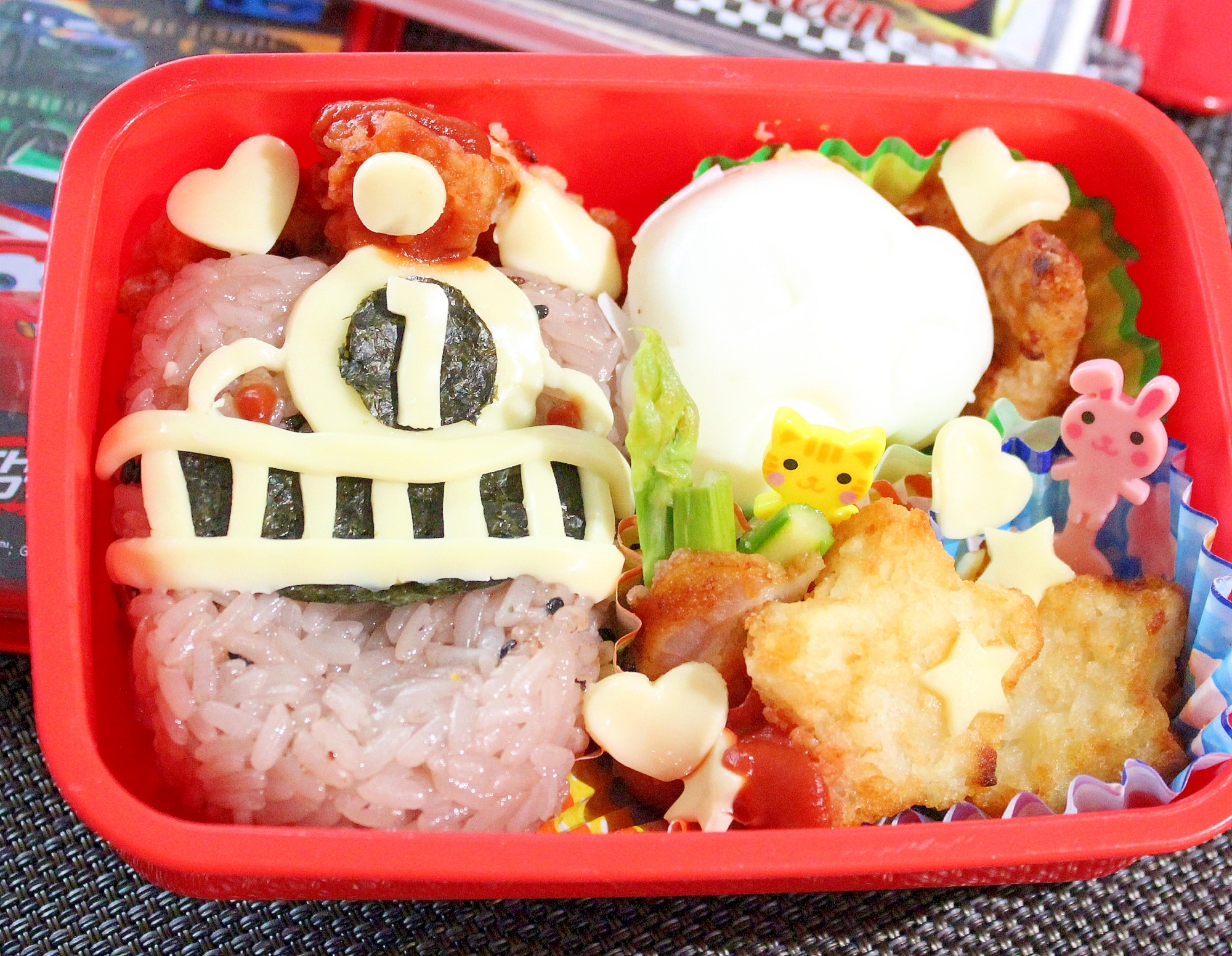 長男の幼稚園弁当★赤飯でトッキュウジャーキャラ弁♪