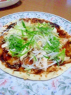 フライパンで焼く！鶏肉と赤味噌の名古屋ピザ