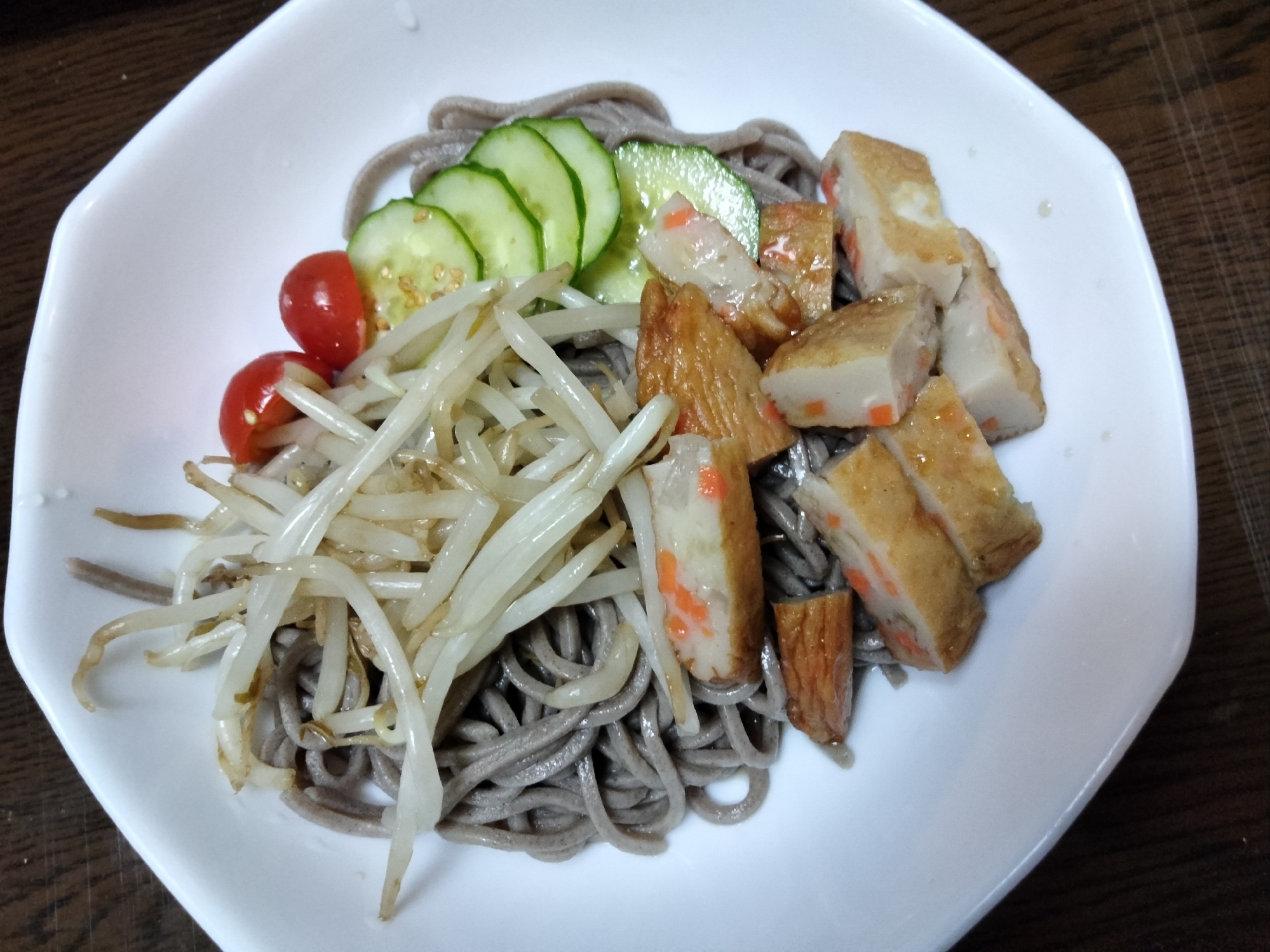 冷やしそば さつま揚げ野菜色々のせて