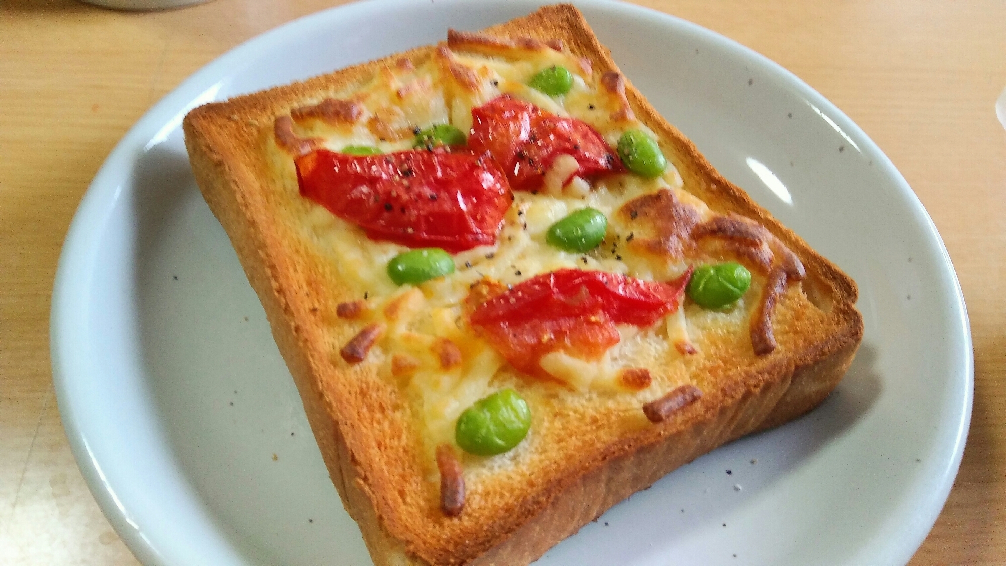 枝豆とトマトのチーズトースト