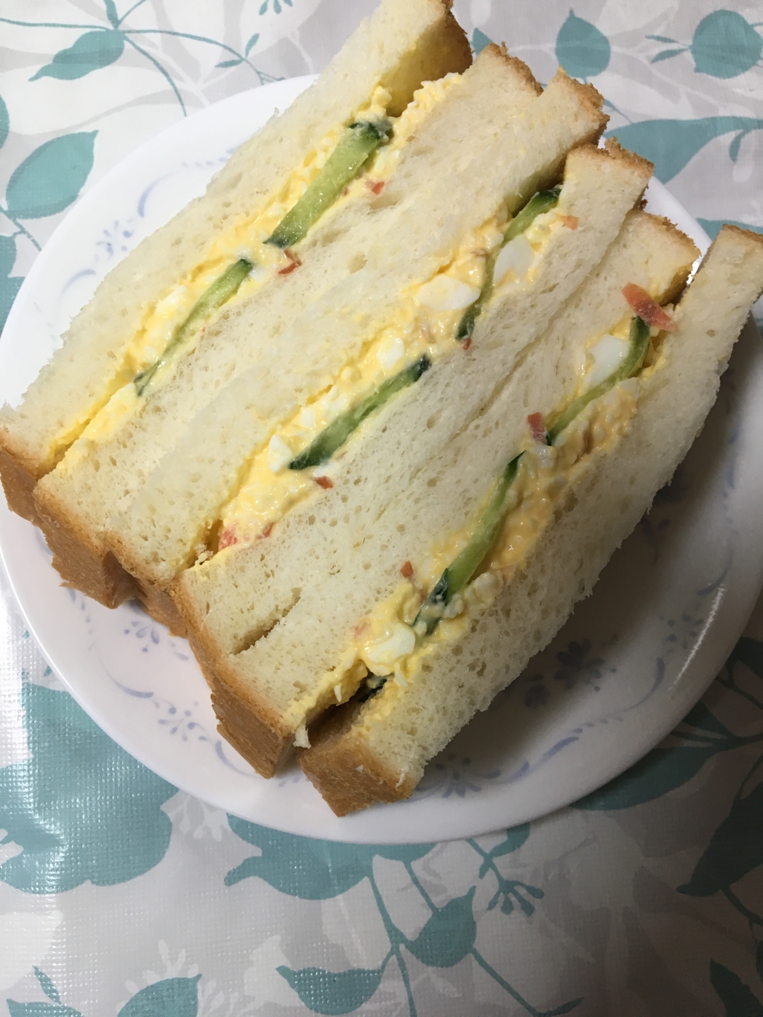 京人参の皮入りサラダのサンドイッチ(o^^o)