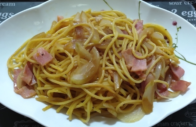 ベーコンと玉ねぎのカルボナーラ風パスタ