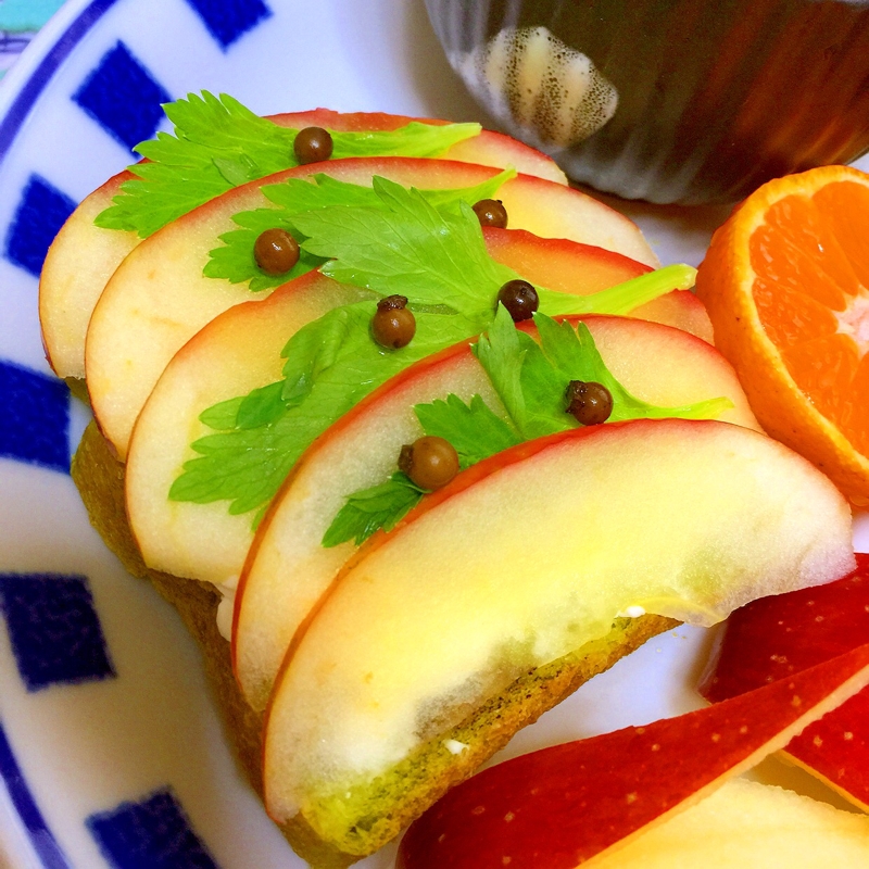 林檎マリネとクリームチーズのオープンサンド