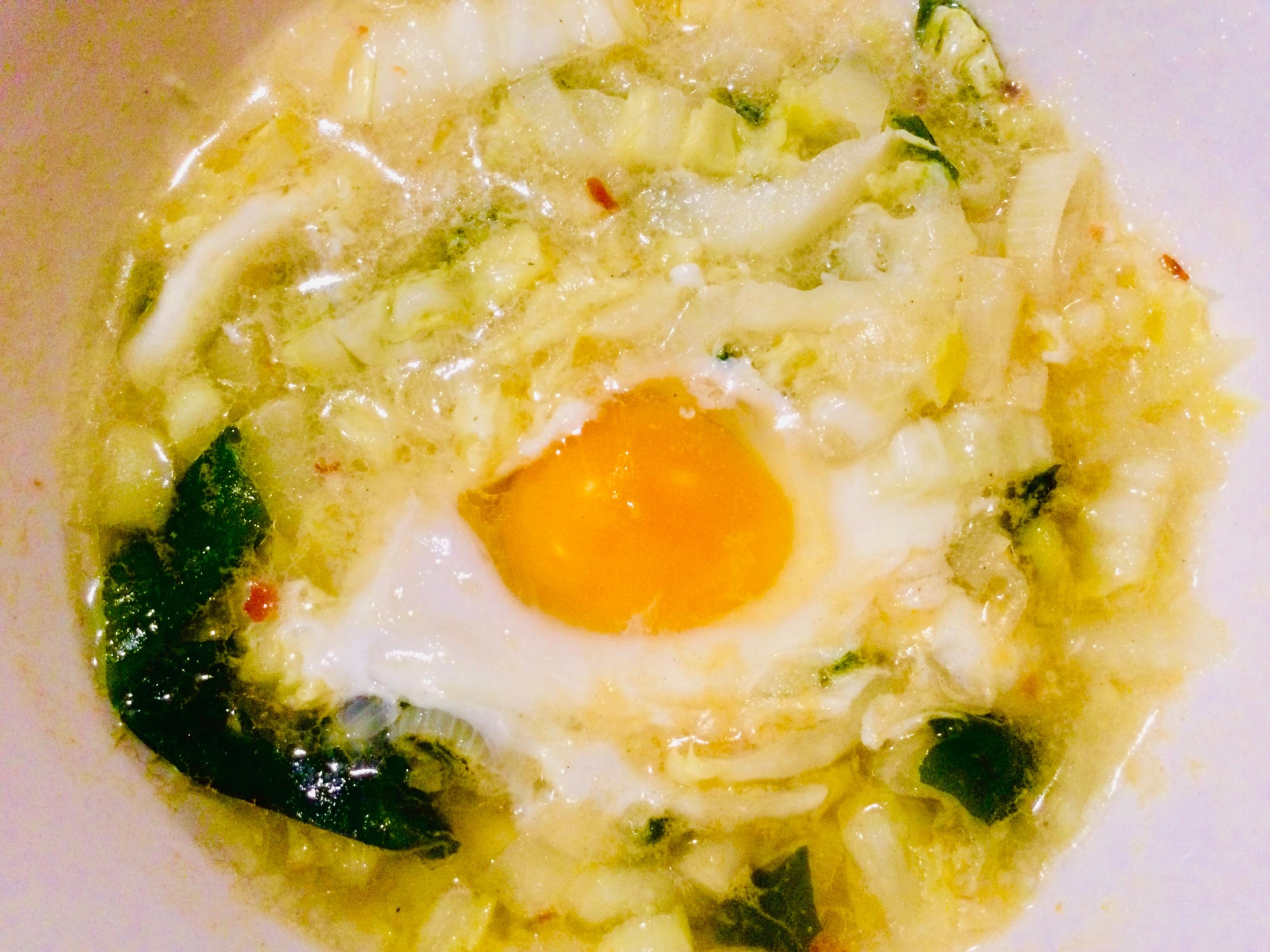 半熟卵の白菜スープ