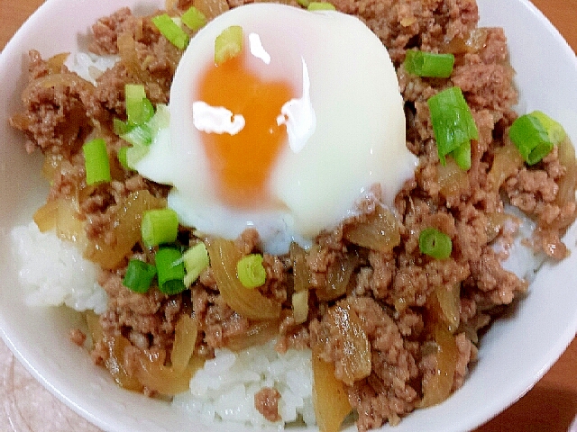 *合挽き肉の温玉そぼろ丼*